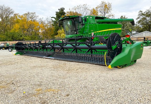 2018 John Deere 645FD Header Combine