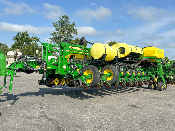 2022 John Deere 1775NT Planter