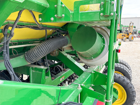 2014 John Deere 1990 Air Seeder