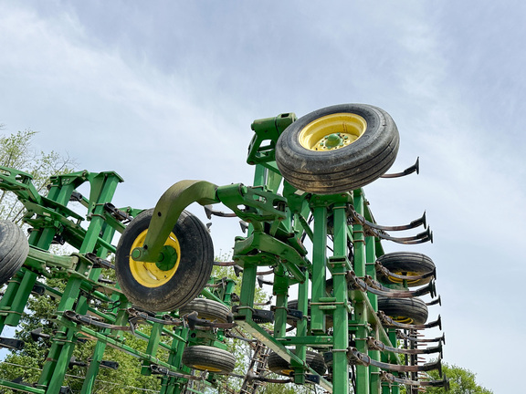 2002 John Deere 2200 Field Cultivator