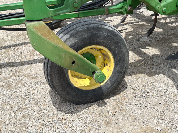 2002 John Deere 2200 Field Cultivator