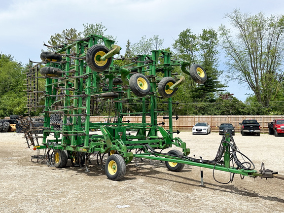 2002 John Deere 2200 Field Cultivator