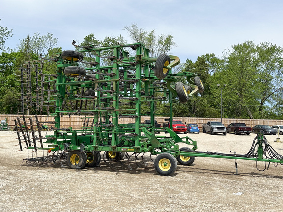 2002 John Deere 2200 Field Cultivator