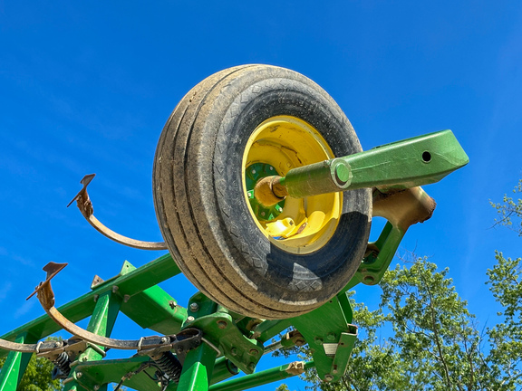 2004 John Deere 2210 Field Cultivator