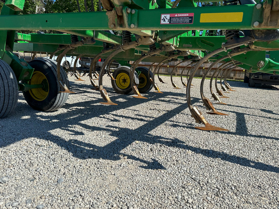 2004 John Deere 2210 Field Cultivator