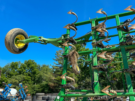 2004 John Deere 2210 Field Cultivator