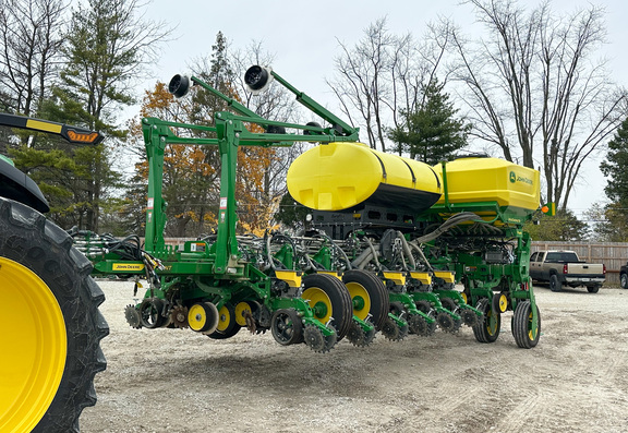 2022 John Deere 1775NT Planter