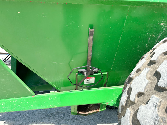 J&M 1075 Grain Cart