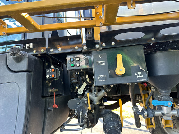 2013 RoGator RG1100 Sprayer/High Clearance