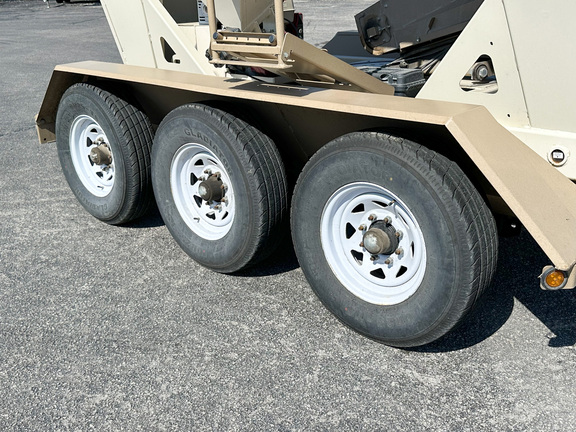 2012 Unverferth 3750 Tender