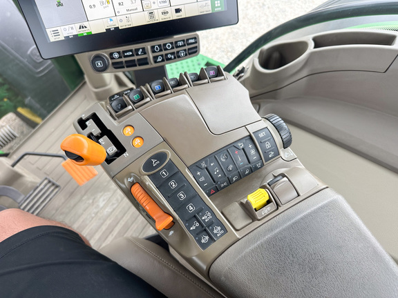 2022 John Deere 8R 250 Tractor