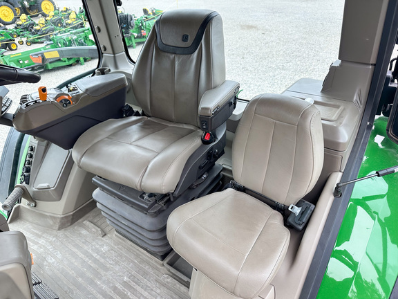 2022 John Deere 8R 250 Tractor