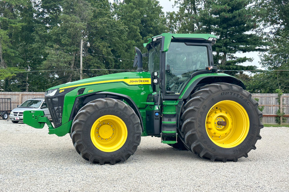 2022 John Deere 8R 250 Tractor