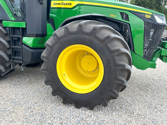 2022 John Deere 8R 250 Tractor