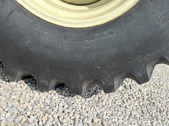 2002 J&M 525-14 Grain Cart