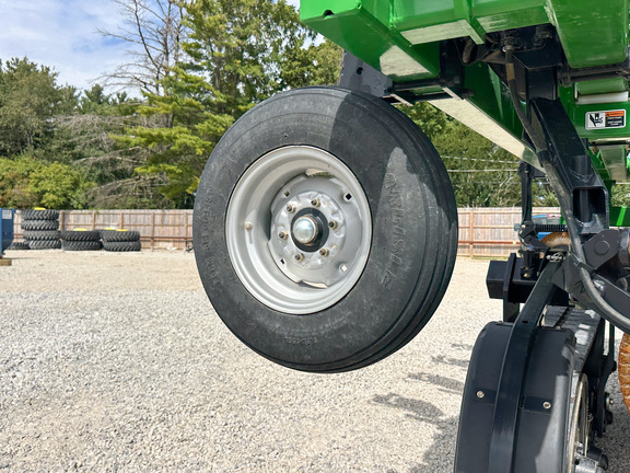 2020 Unverferth 2600 Applicator