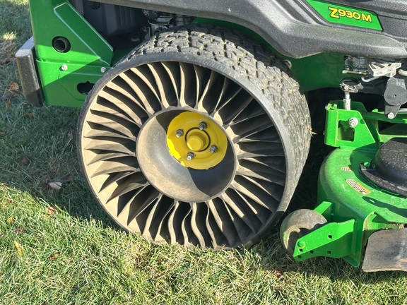 2022 John Deere Z930M Mower/Zero Turn