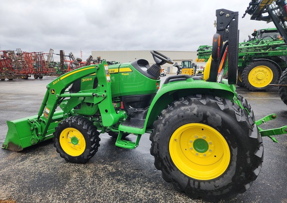 2022 John Deere 3039R Tractor Compact