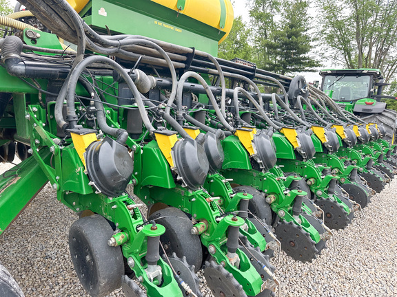 2010 John Deere DB60 Planter