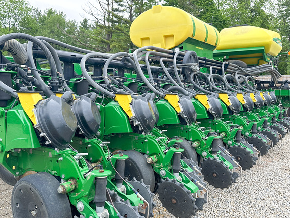 2010 John Deere DB60 Planter