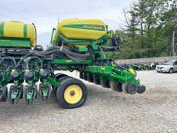 2010 John Deere DB60 Planter