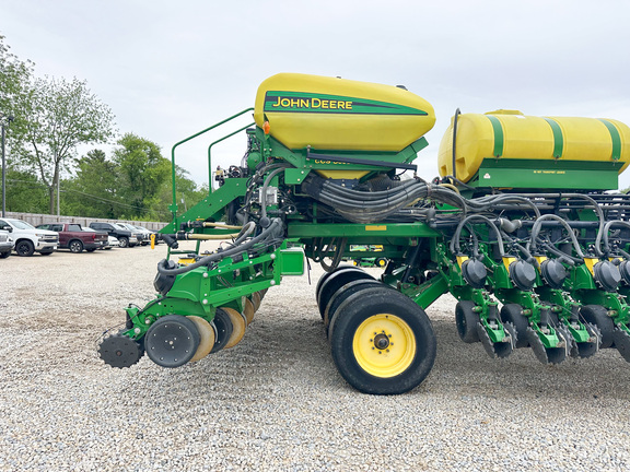 2010 John Deere DB60 Planter