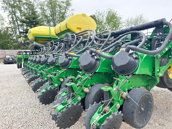 2010 John Deere DB60 Planter