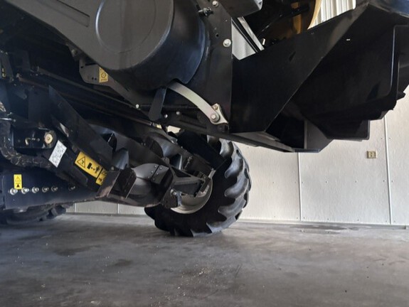 2018 New Holland CR8.90 Combine