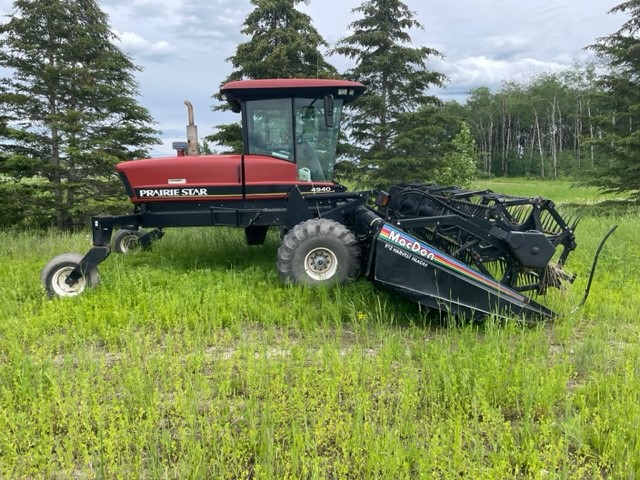 2002 MacDon 4940 Windrower