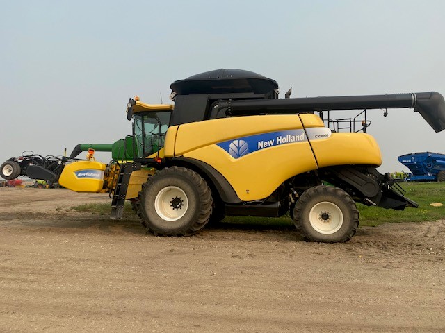 2008 New Holland CR9060 Combine