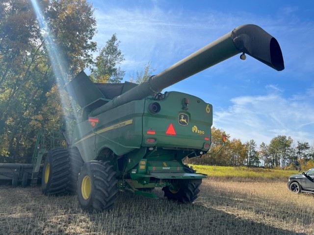 2017 John Deere S680 Combine