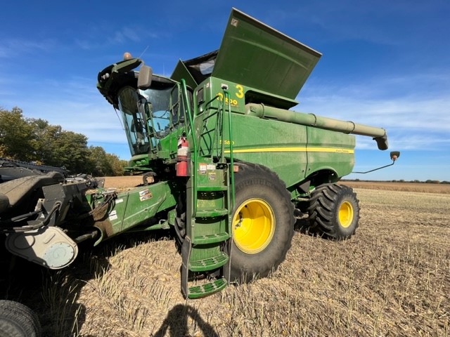 2017 John Deere S680 Combine