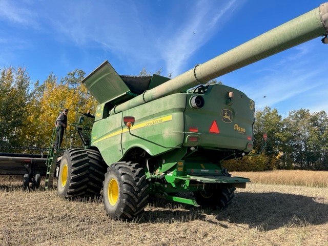 2017 John Deere S680 Combine