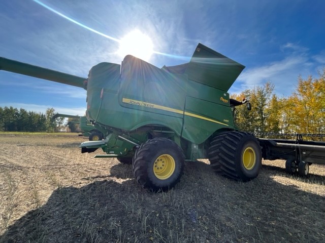 2017 John Deere S680 Combine