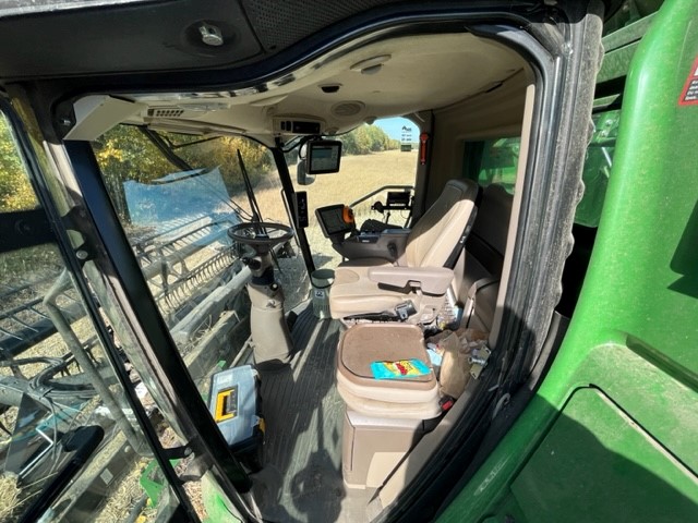 2017 John Deere S680 Combine