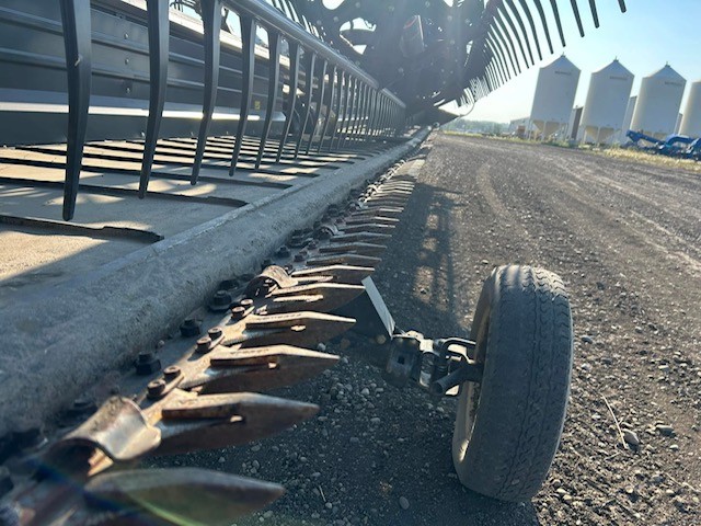 2012 MacDon D60-40 Header Combine