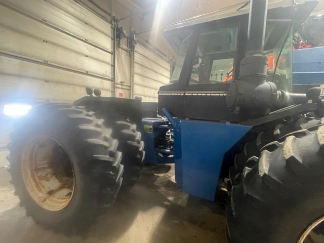 1990 Versatile 876 Tractor