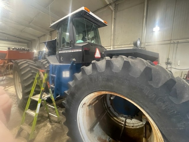 1990 Versatile 876 Tractor