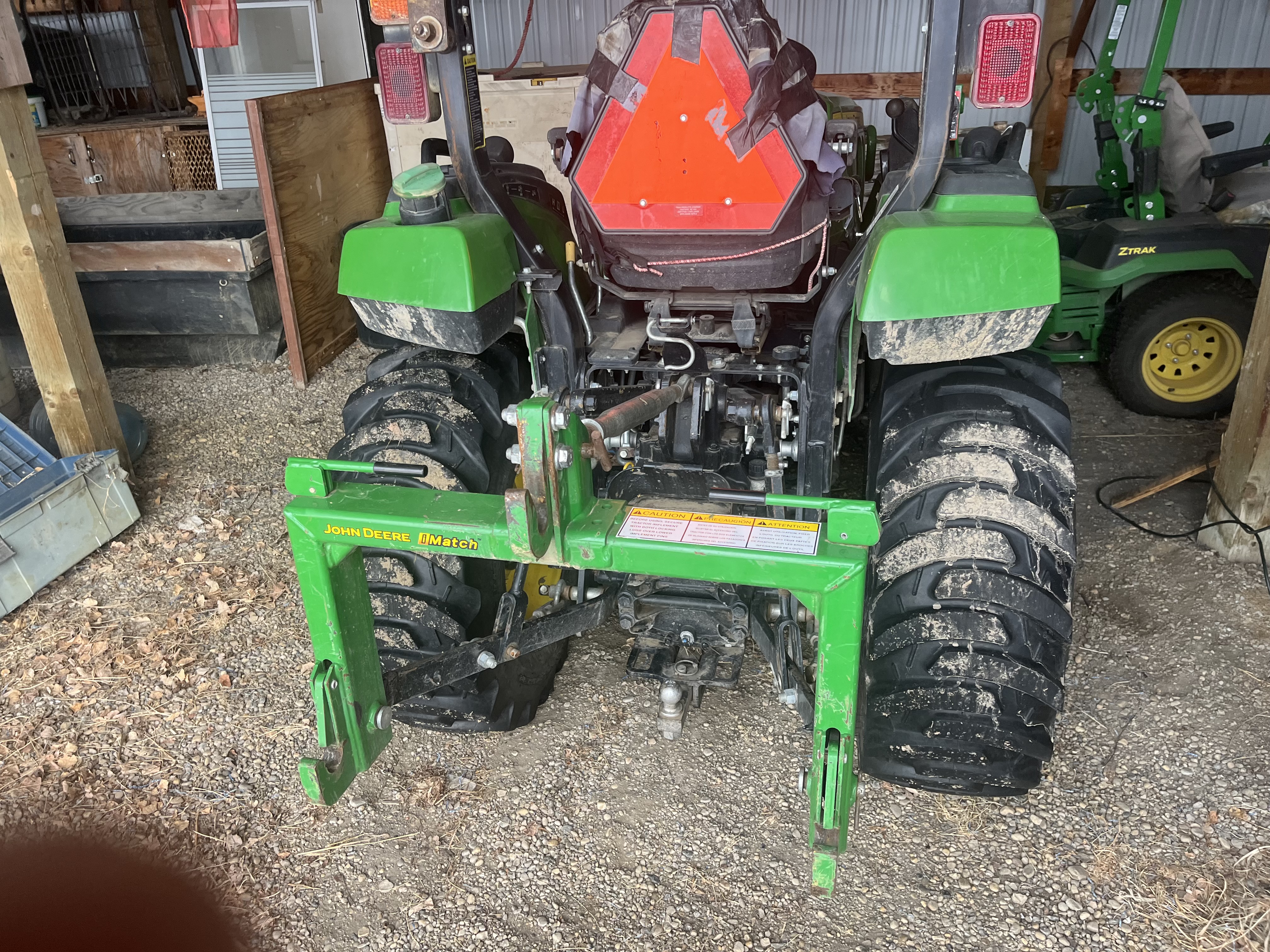 2018 John Deere 2032R Tractor