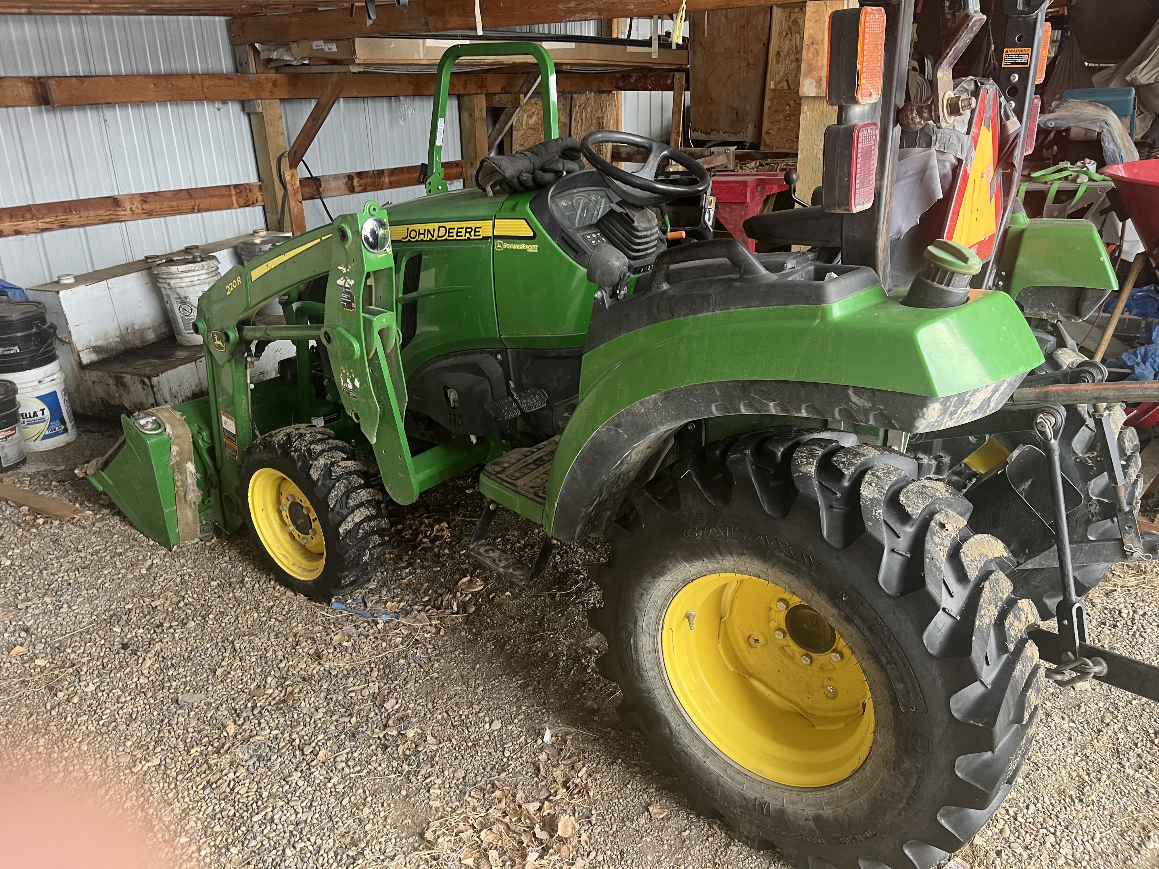 2018 John Deere 2032R Tractor