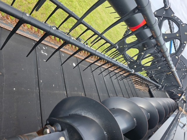 2009 MacDon D60-35 Header Combine