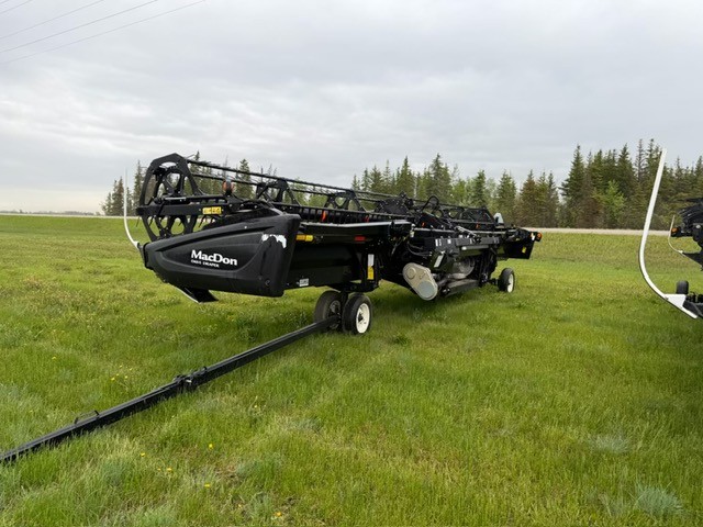 2016 MacDon D65-35 Header Combine
