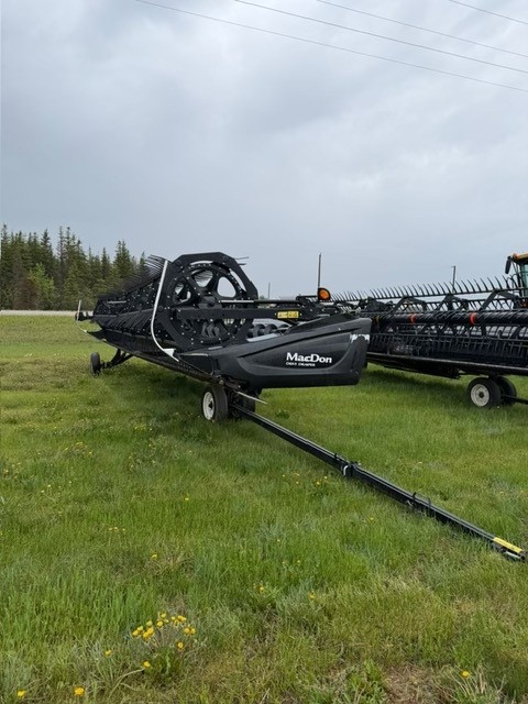 2016 MacDon D65-35 Header Combine