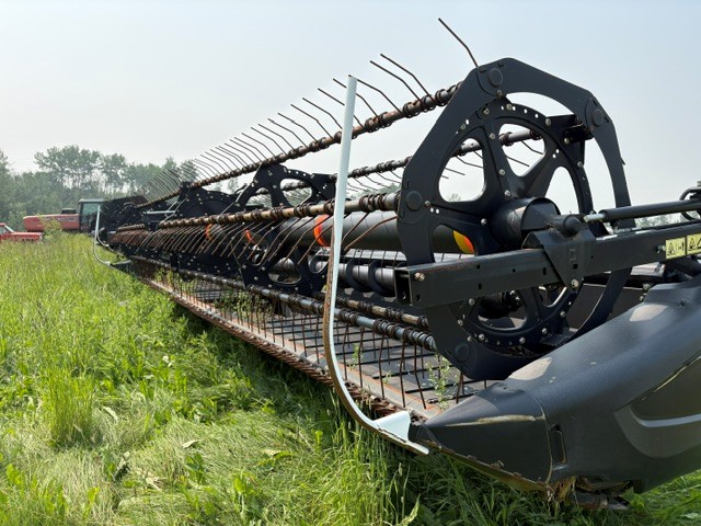 2014 MacDon D65-30 Header Combine