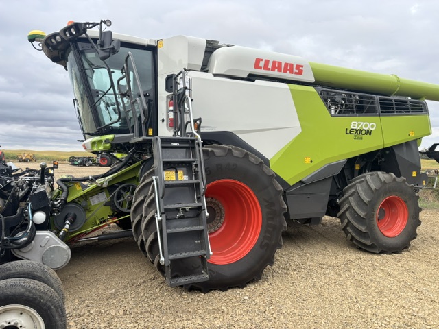 2022 CLAAS 8700 Combine
