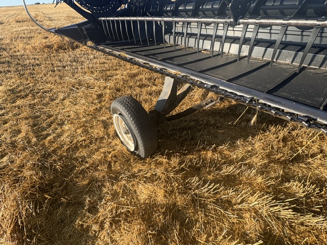 2010 MacDon FD70-35 Header Combine
