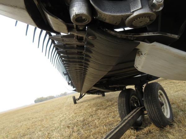 2016 MacDon D65-40 Header Combine