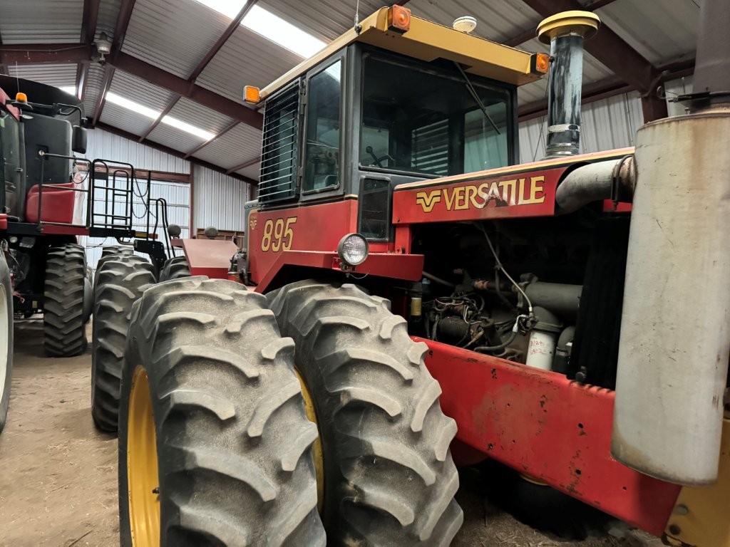 1982 Versatile 895 Tractor