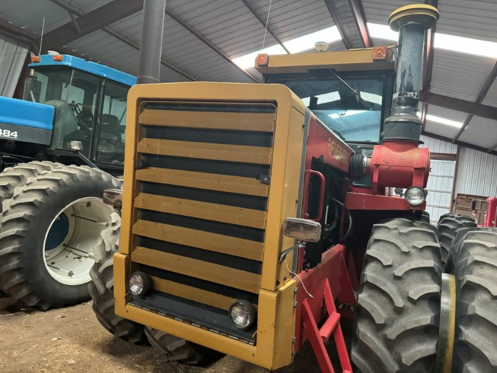 1982 Versatile 895 Tractor