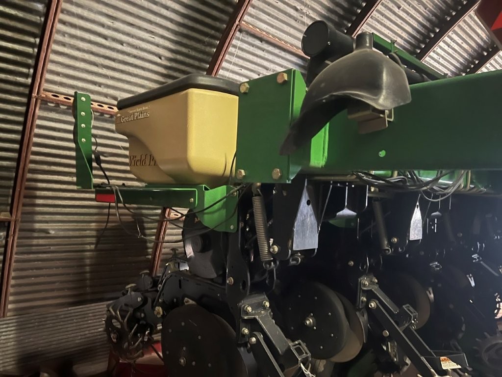 2014 Great Plains YP825R Planter/Row